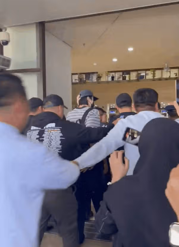 해외 스케줄을 마치고 한국으로 오고있는 우석님! 마닐라 공항에서 찍힌 사진이에요
