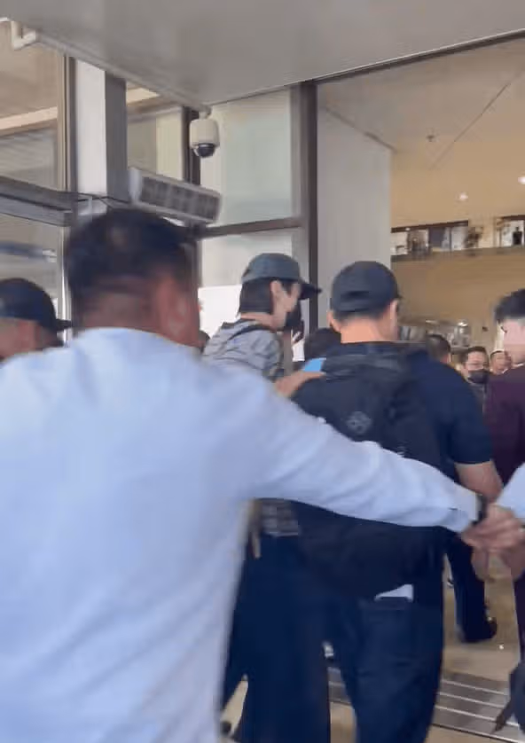 해외 스케줄을 마치고 한국으로 오고있는 우석님! 마닐라 공항에서 찍힌 사진이에요