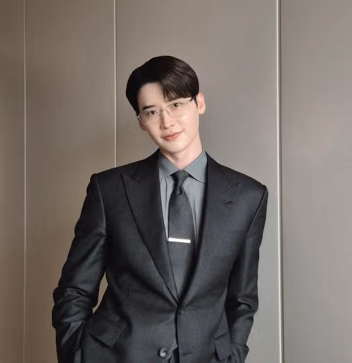 Actor Lee Jong-suk in a perfect suit in Seocho-dong
