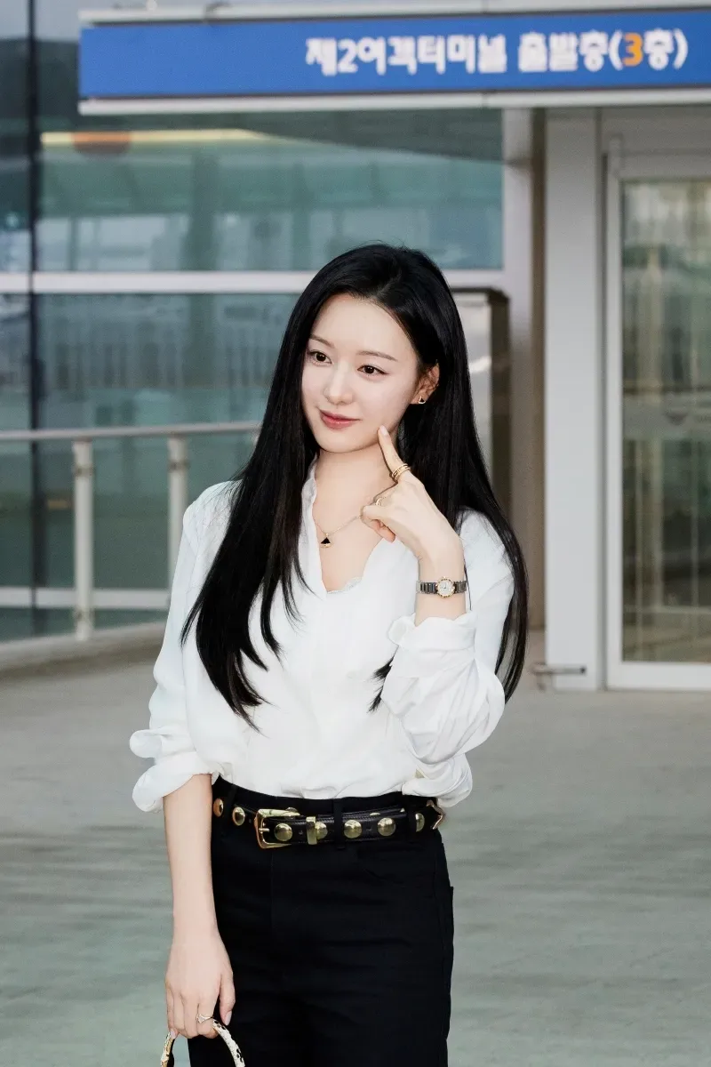장소불문 시간 불문 완벽한 착장과 비주얼을 보여주네요