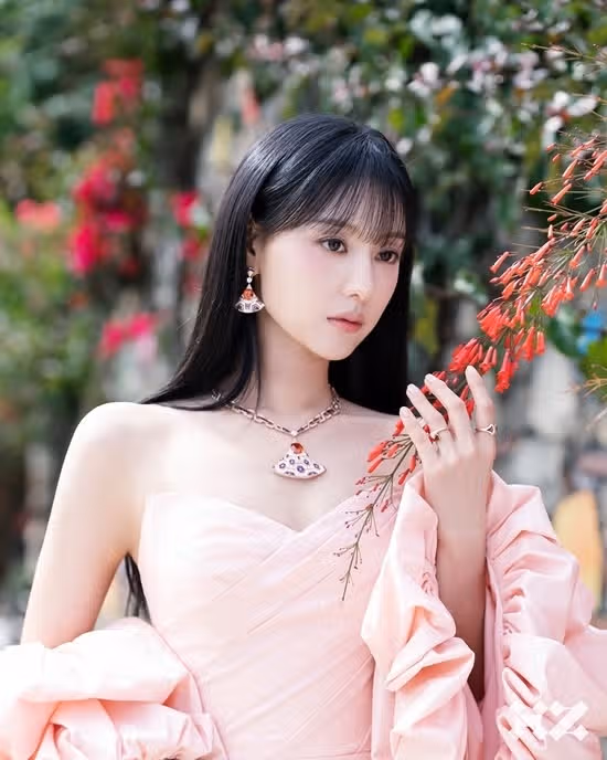 제가 뽑은 지원님의 매력은 아름다운 비주얼이요