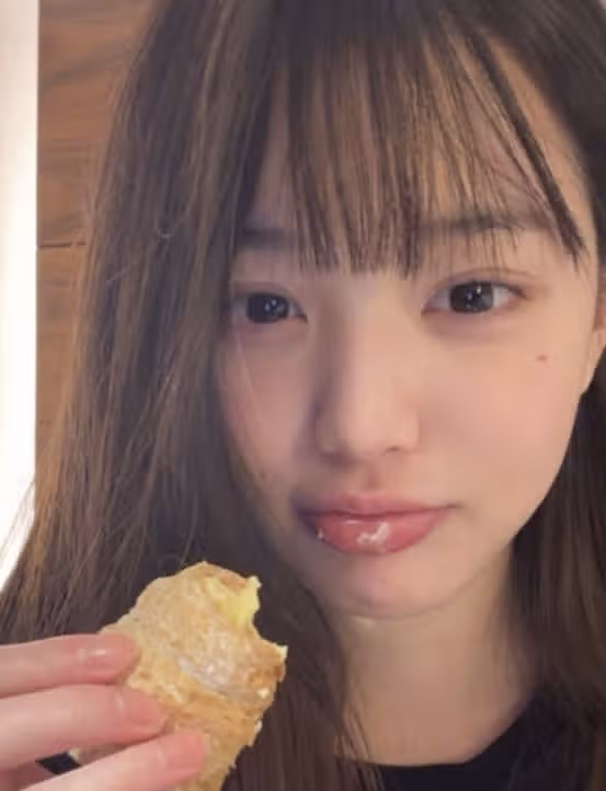 This is Wonyoung's cute bare face selfie.