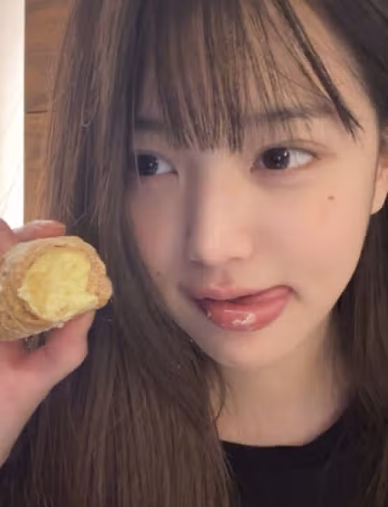 This is Wonyoung's cute bare face selfie.