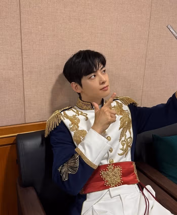 Voici le prince Cha Eunwoo en uniforme lors du fan meeting.