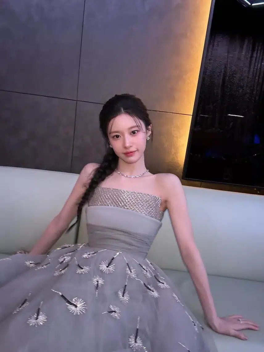 Go Yoon-jung, who is like a goddess, appeared at the Blue Dragon Awards