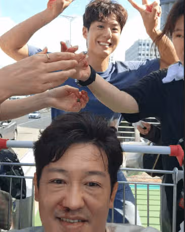  촬영 비하인드 사진을 공개