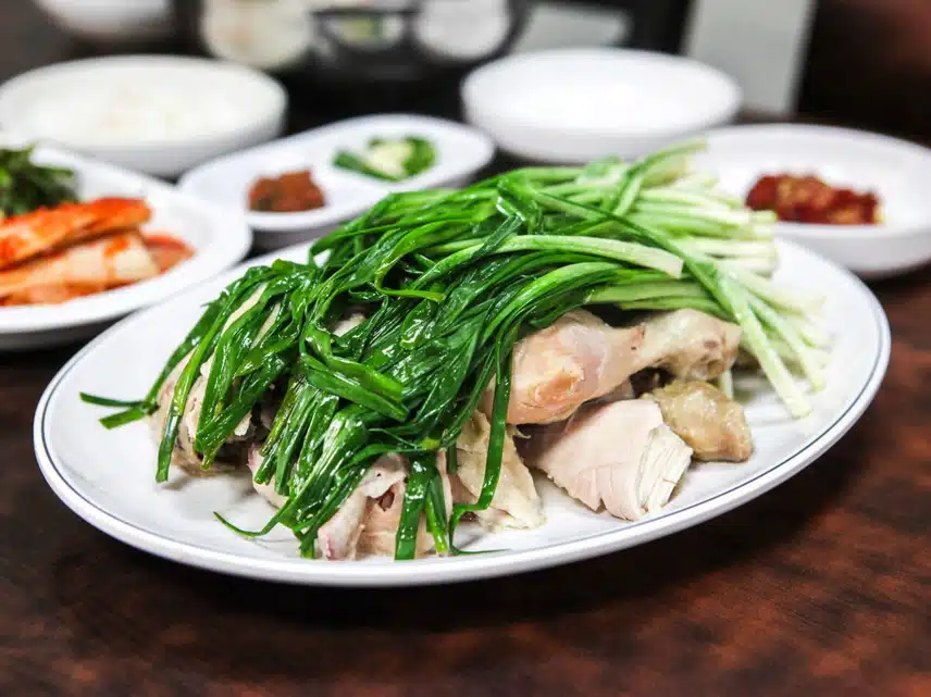 만포막국수에서 닭도 먹고 몸보신하세요