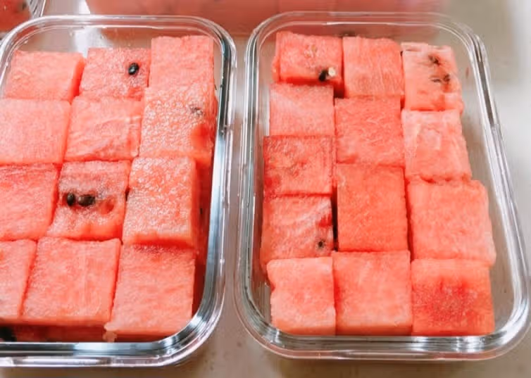 시원한 수박 먹어요.