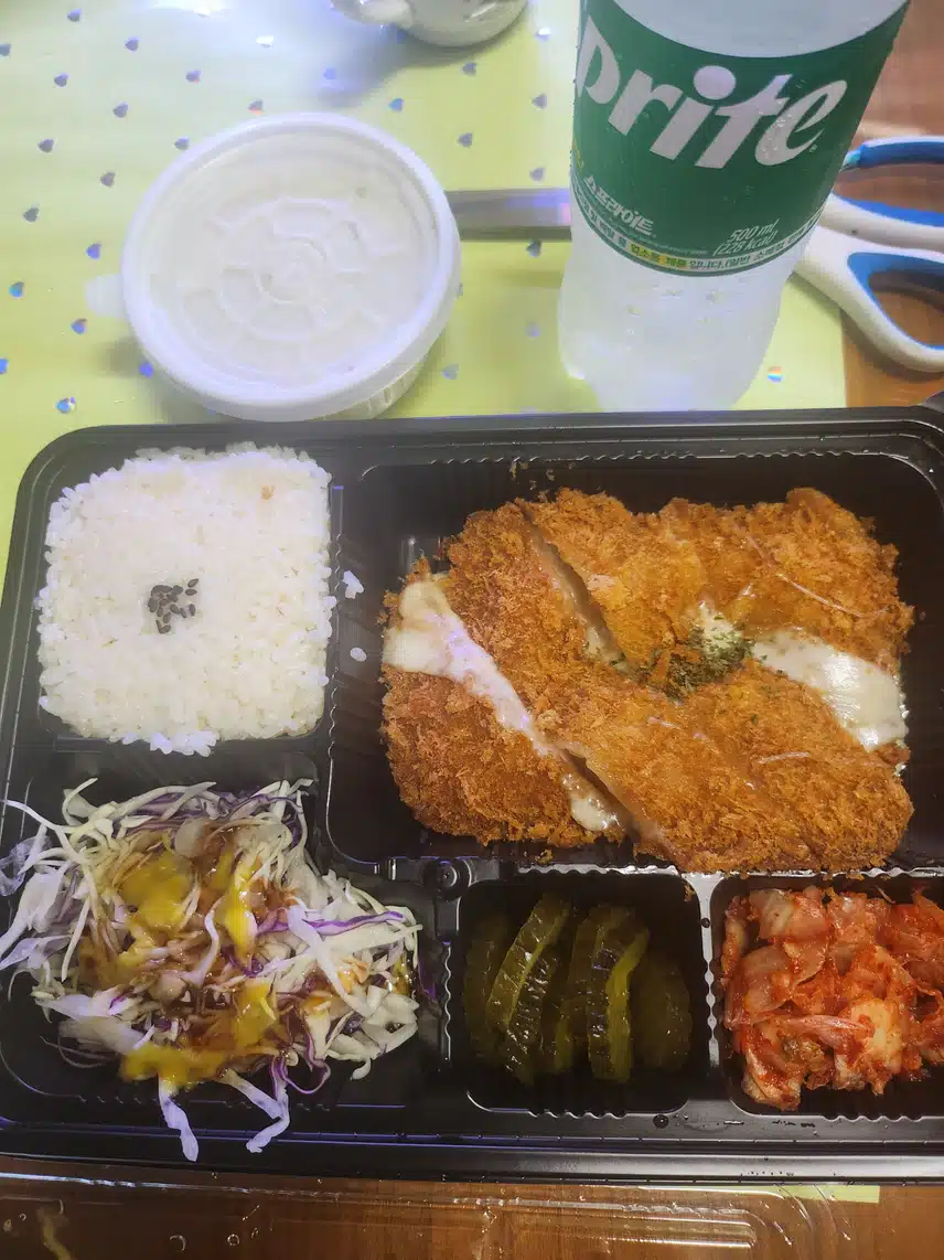 돈까스에  고기가 너무 없네요.