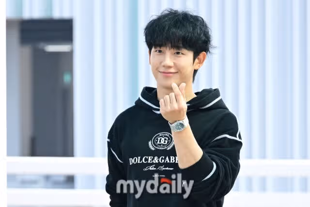 저번에 정해인배우 출국사진인데 뽀글머리 귀엽네요