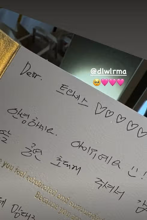 IU scrive una lettera scritta a mano a Nayeon delle Twice