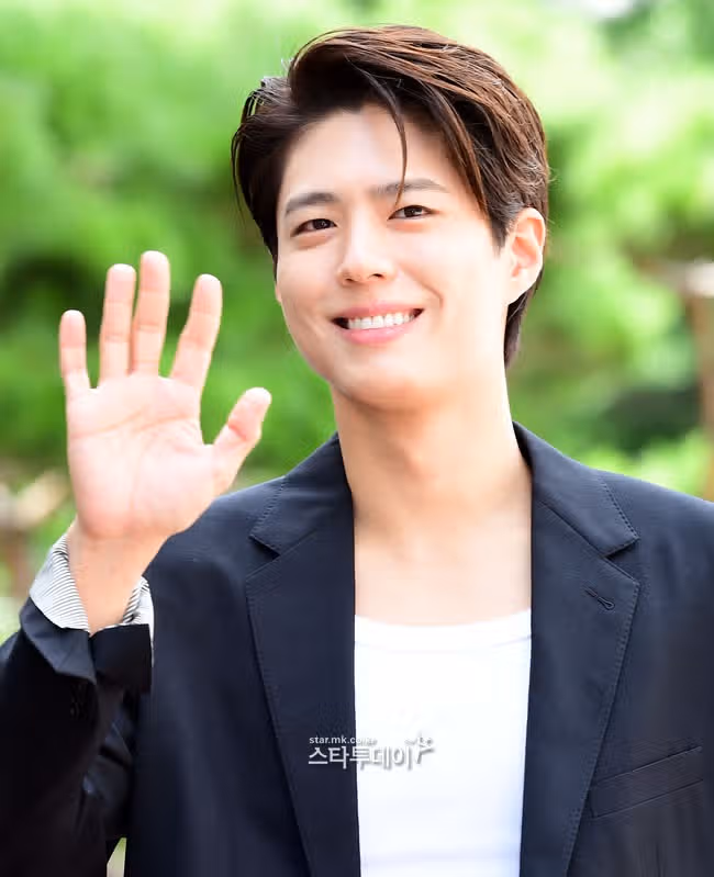 A photo of Bogum going to work to record Cantabile today