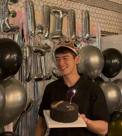은우님 눈웃음에 안구정화되네요