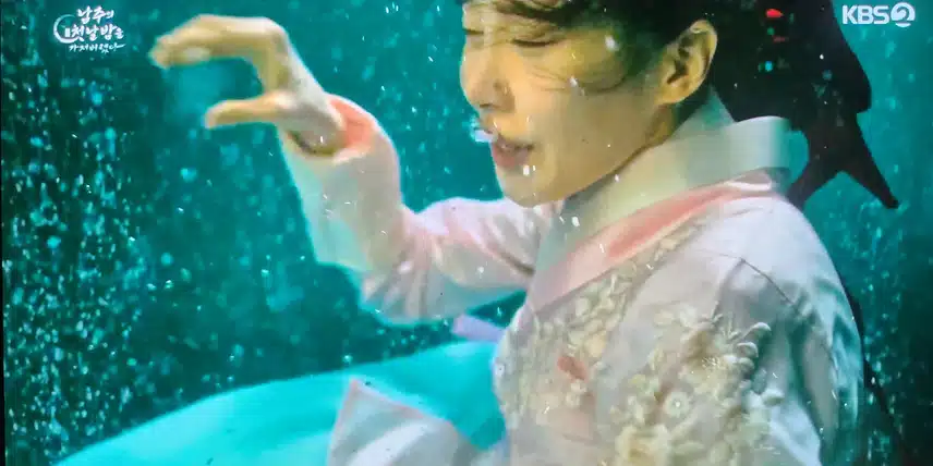 수중씬 고생 많이 했겠어요