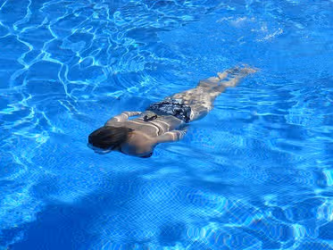 alt=수영복-영어로,swimsuit,수영장-영어로,수영-영어로,래쉬가드-영어로,물안경-영어로,오리발-영어로,여자-수영복-영어로,남자-수영복-영어로