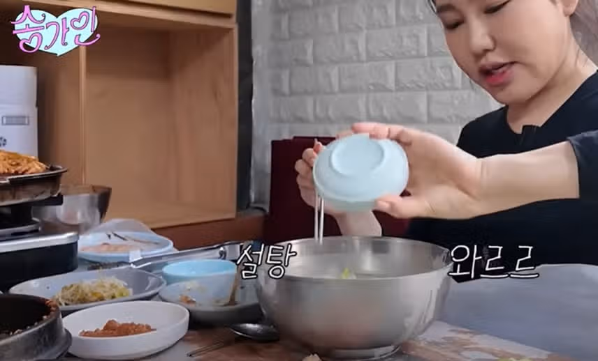 콩국수에 설탕 많이 넣어서 드시는 가인님