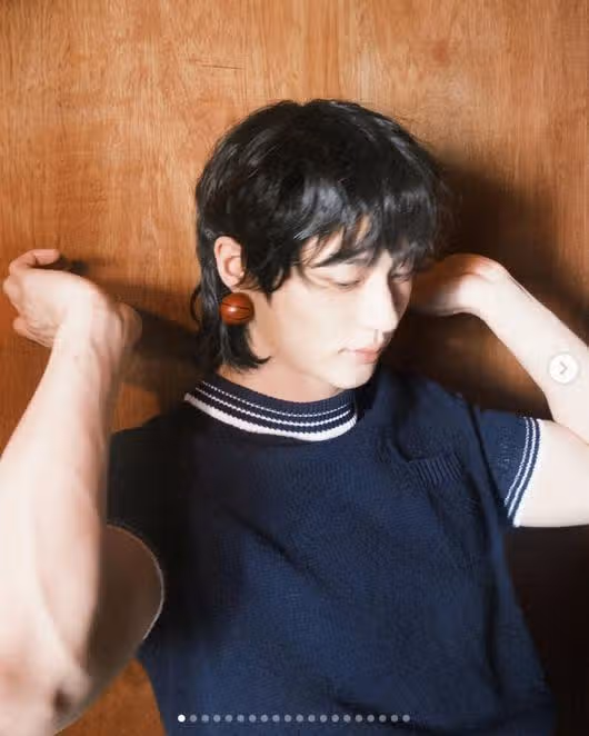 Wooseok, quien ayer subió una foto detrás de escena de la sesión fotográfica en Instagram