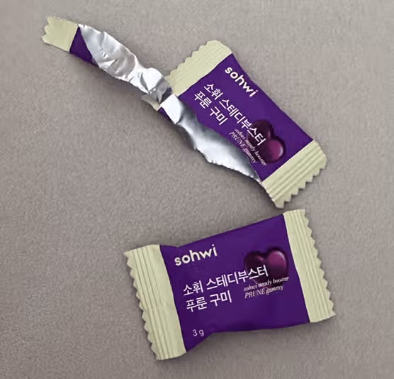 열심히 먹고 있는 소휘 푸룬 구미 