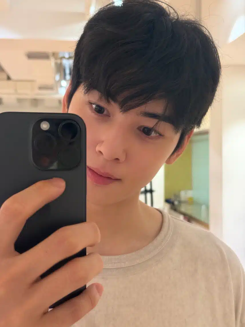 Cha Eun-woo sends mirror selfie and says, 