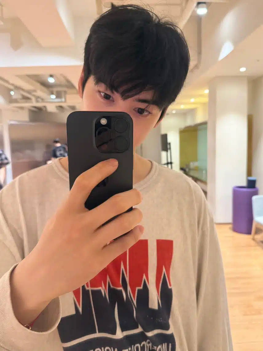 Cha Eun-woo sends mirror selfie and says, 