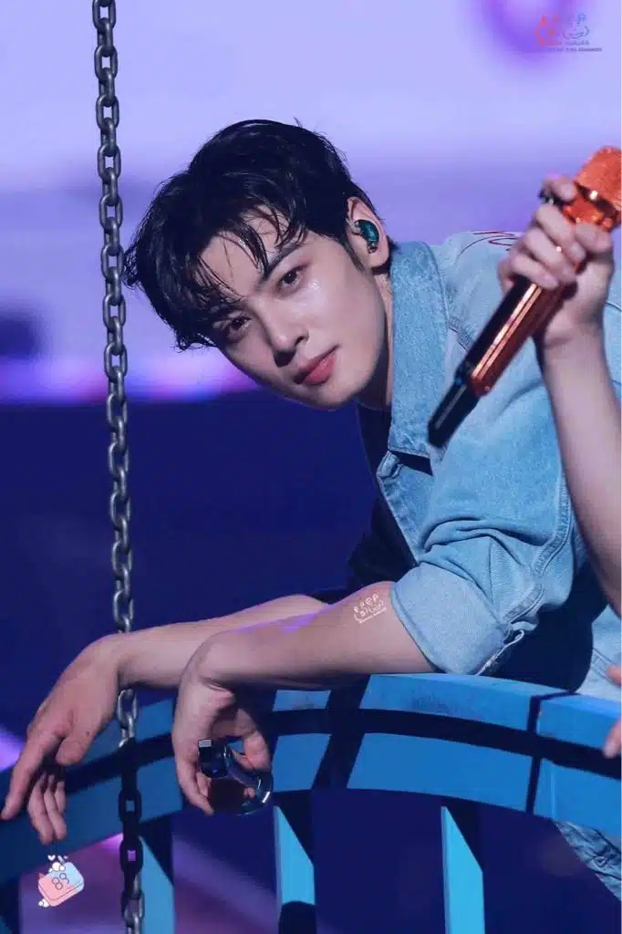 Cha Eun-woo looks great in a blue-green fashion