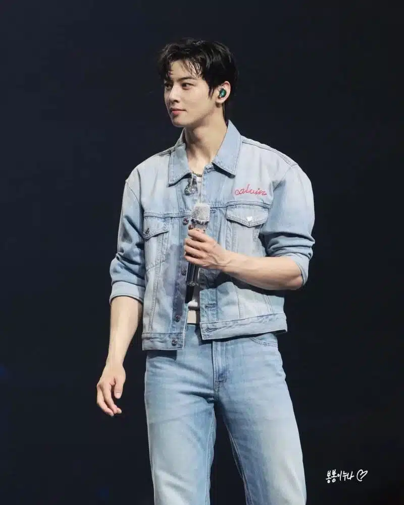 Cha Eun-woo looks great in a blue-green fashion
