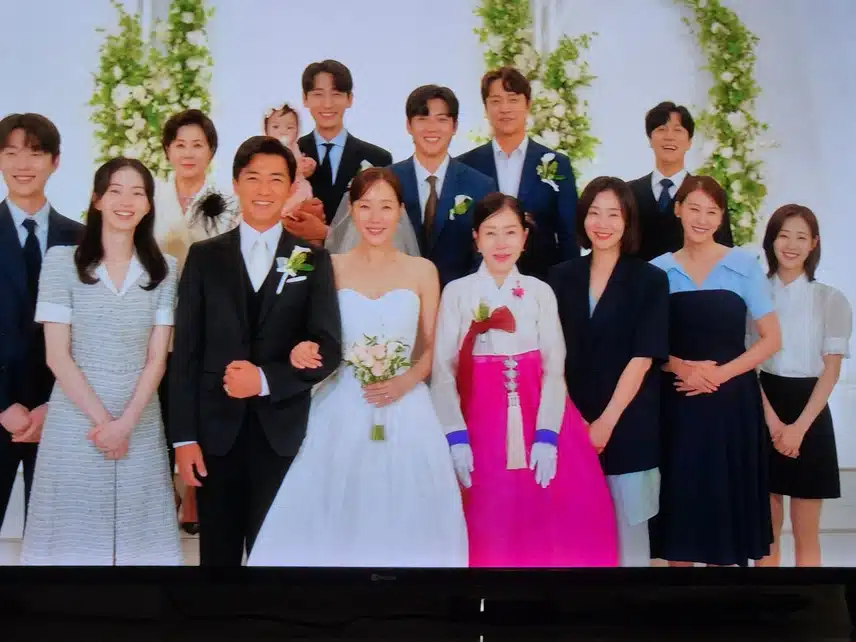 많은 어려움 속에서 드디어 두사람은 결혼식을 올리네요