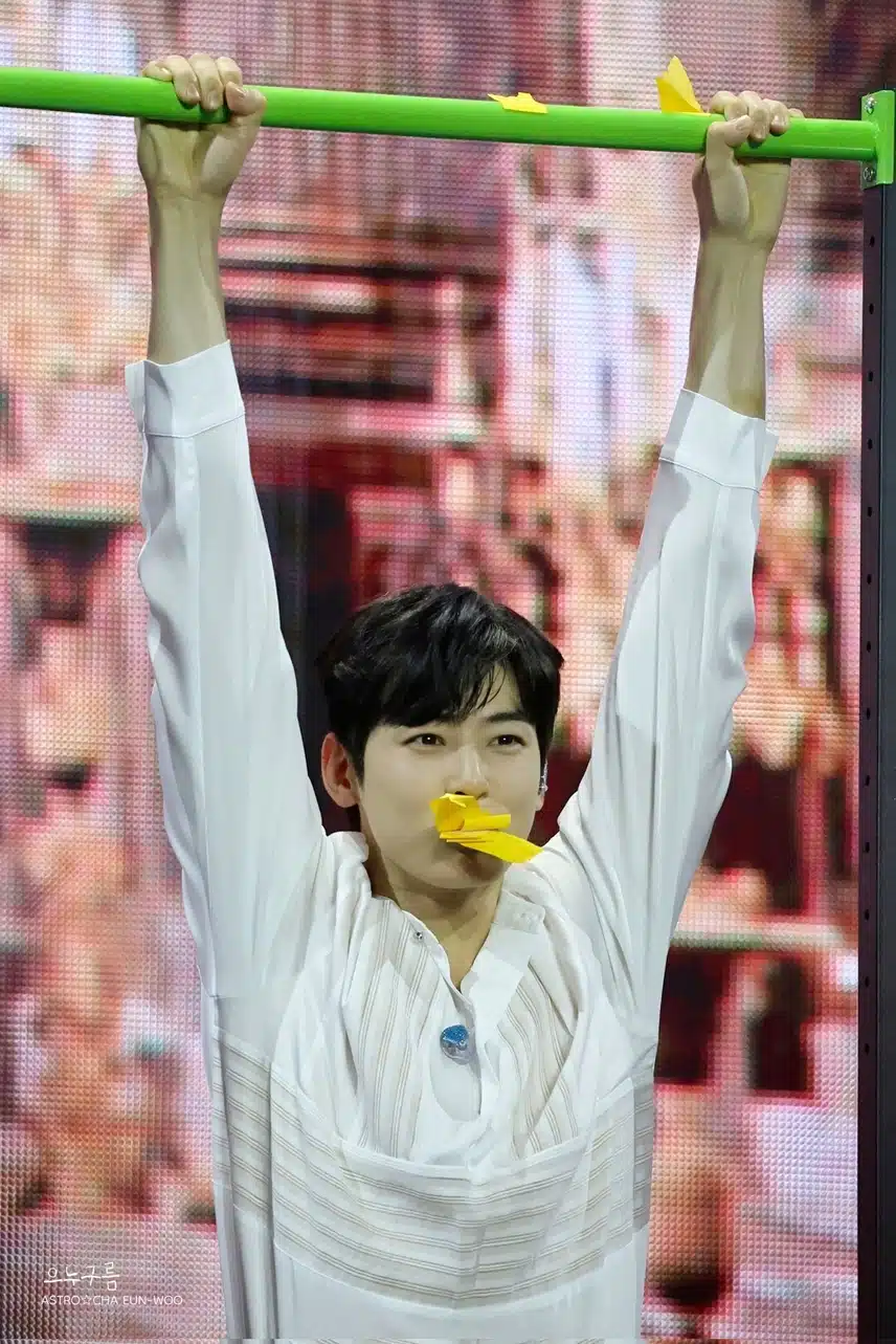 Cha Eun-woo shows off his athletic skills with a pull-up bar event