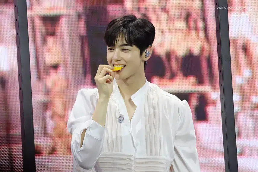 Cha Eun-woo shows off his athletic skills with a pull-up bar event