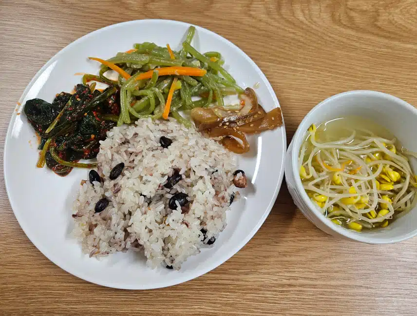 찰밥에 시원한 콩나물 냉국