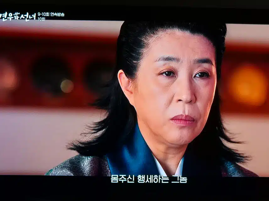 몸에 붙은 잡귀 떼어내려고 애쓰는 신어머니