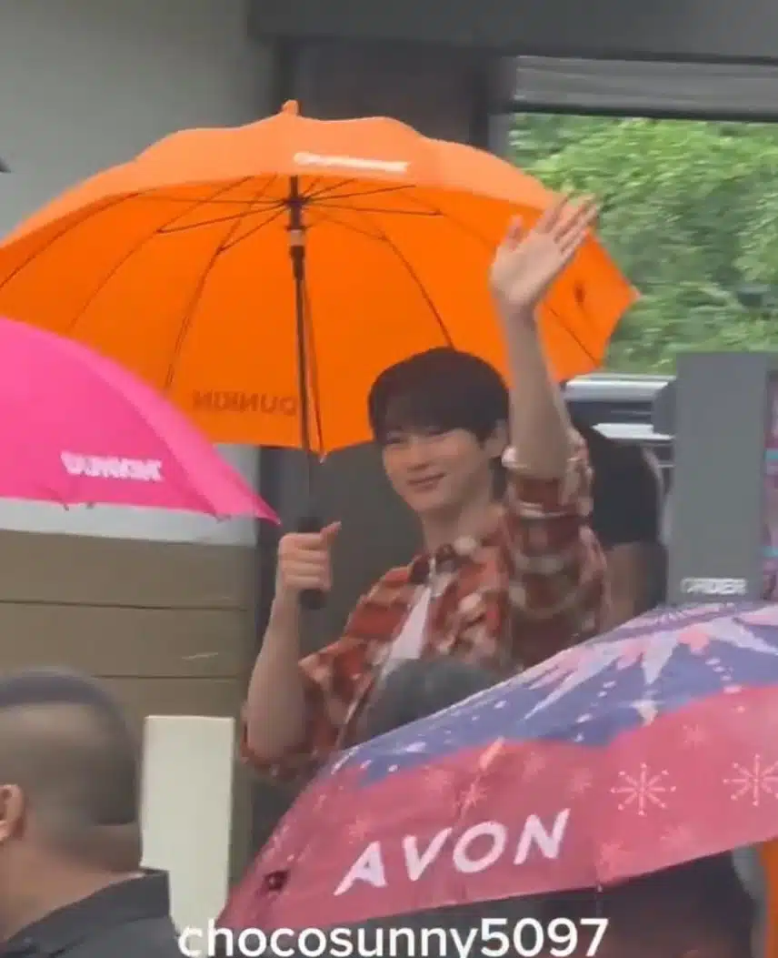 Byun Woo-seok, who doesn't forget to provide fan service even in the rain