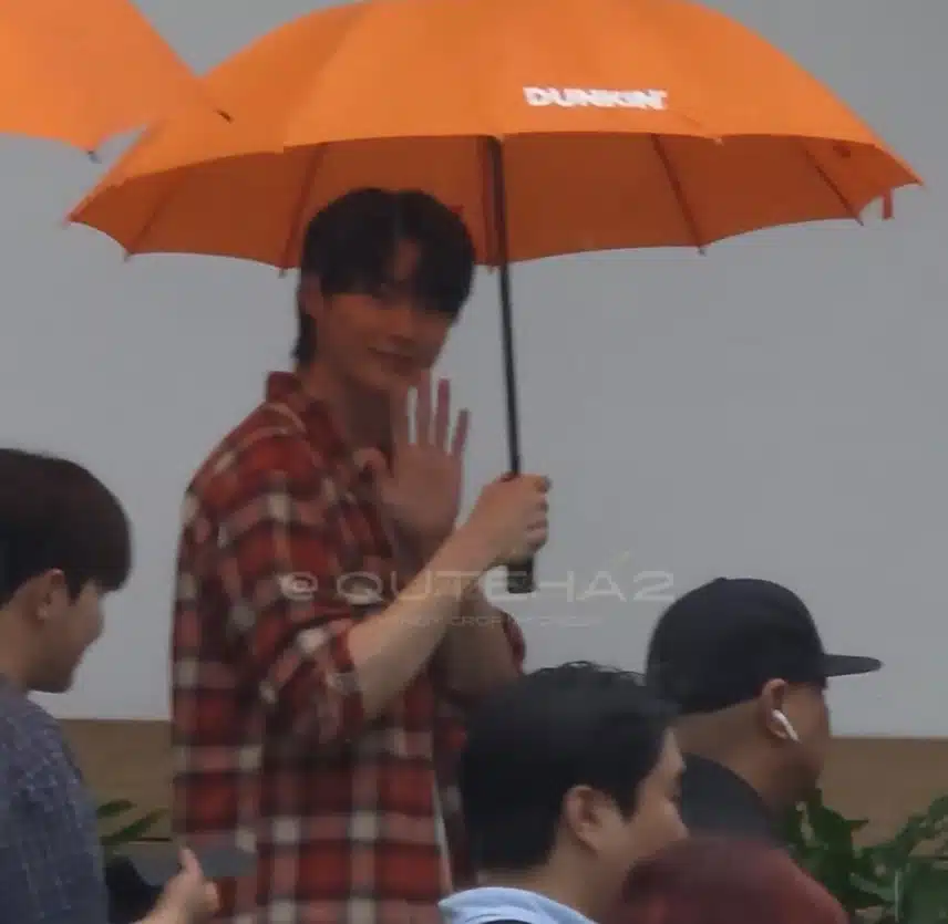 Byun Woo-seok, who doesn't forget to provide fan service even in the rain