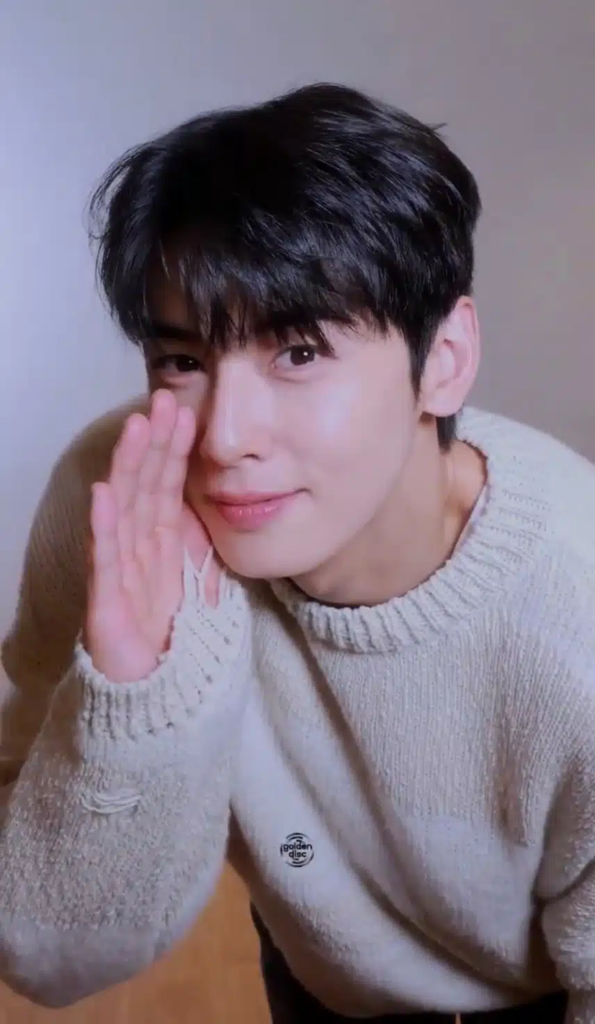 Cha Eun-woo announces the news of the Golden Disc Awards