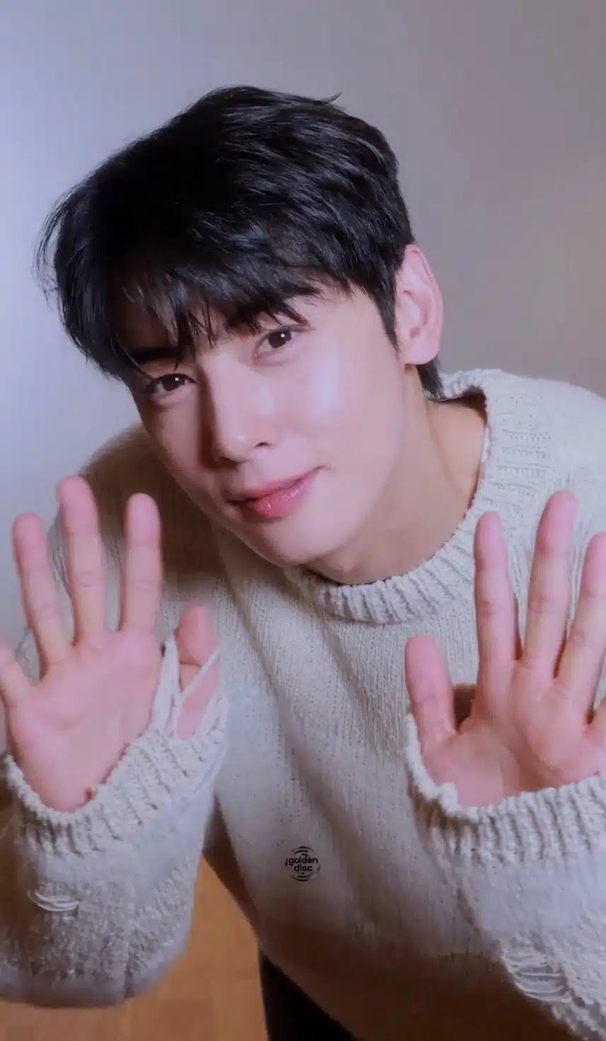 Cha Eun-woo announces the news of the Golden Disc Awards