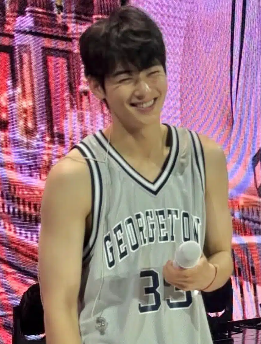 Cha Eun-woo shows off his various charms with just one sleeveless top