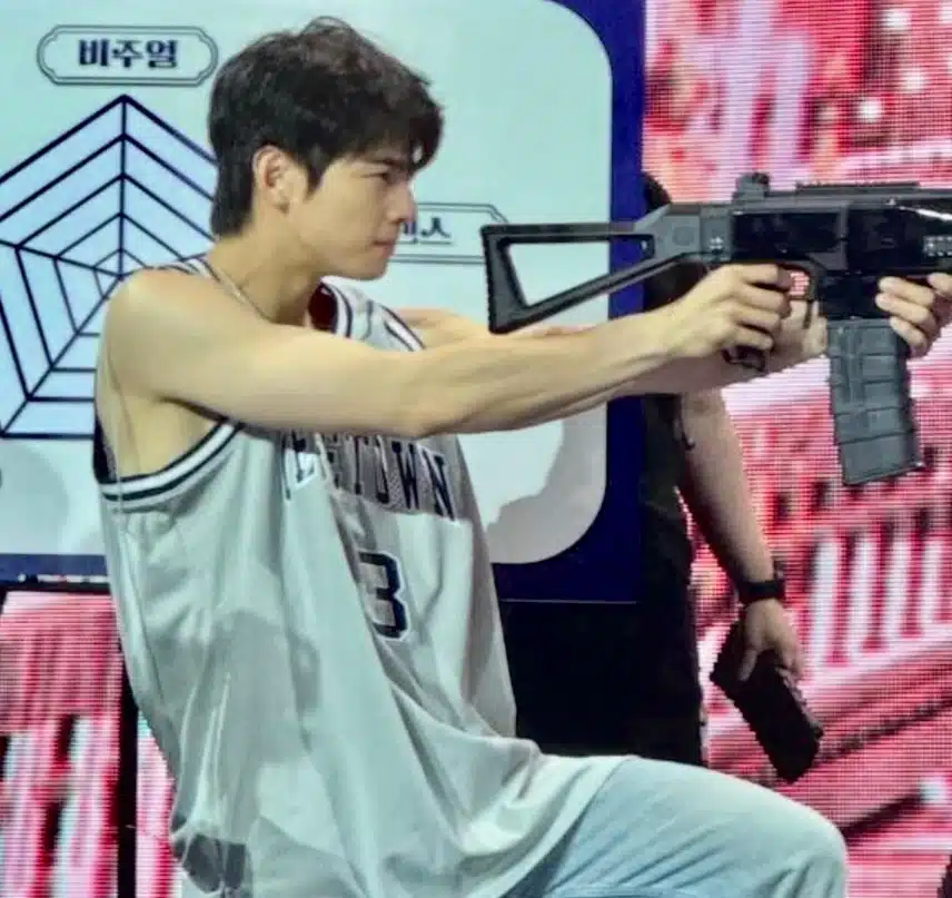 Cha Eun-woo shows off his various charms with just one sleeveless top