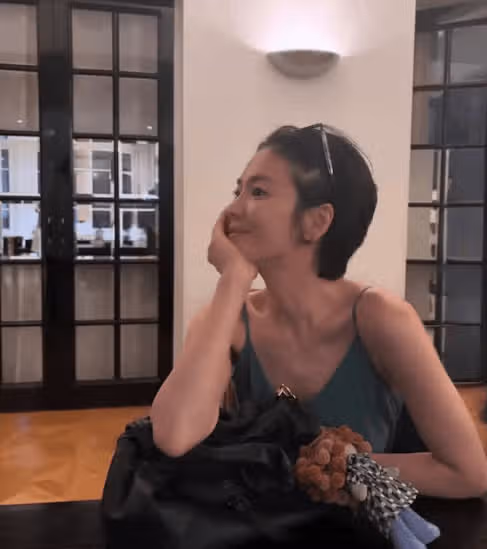 Song Hye-kyo's short hair suits her well and she exudes a 'chic' charm