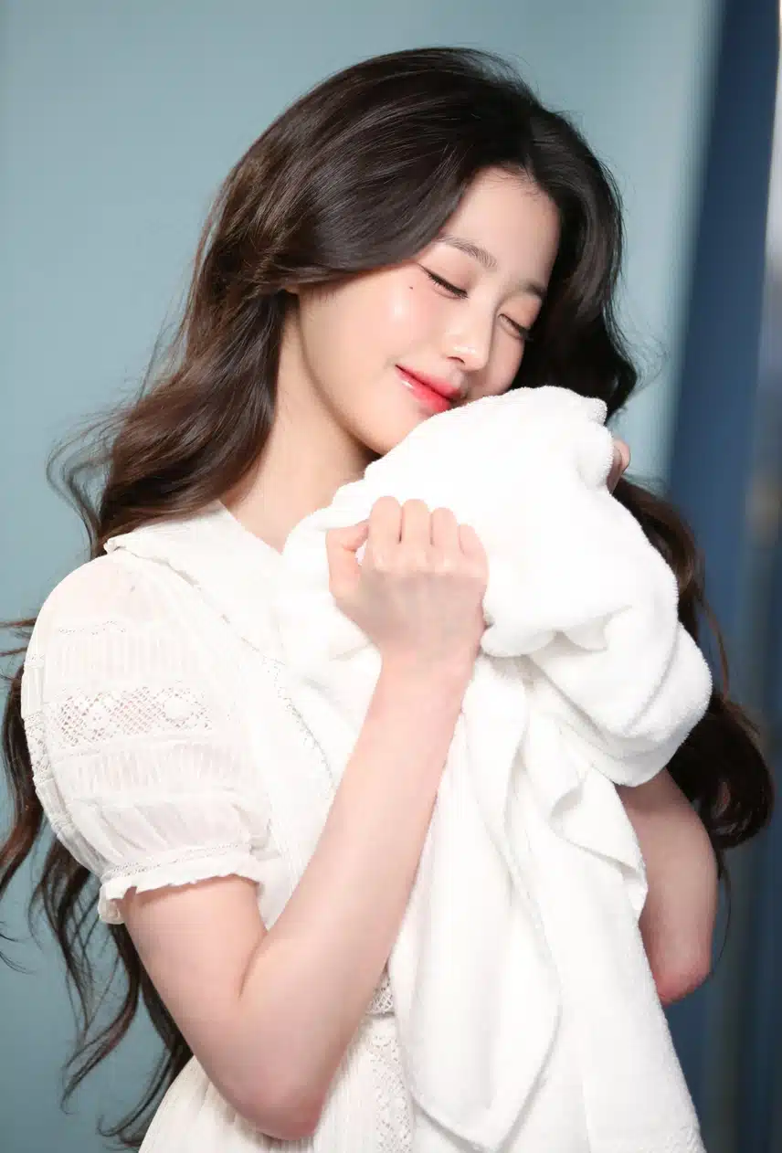 The very pretty Ive Jang Won-young x Downey advertisement behind-the-scenes photos
