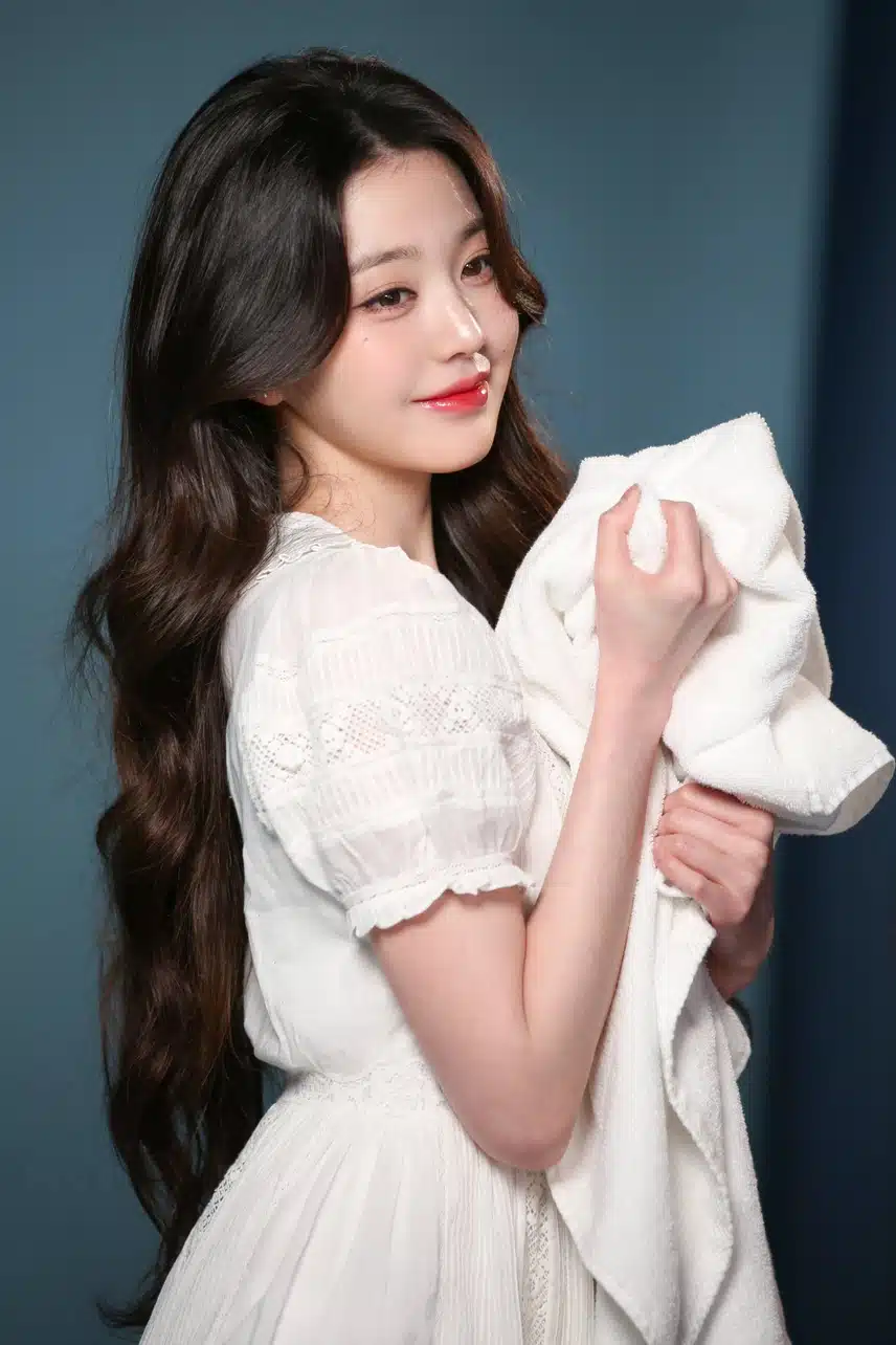 The very pretty Ive Jang Won-young x Downey advertisement behind-the-scenes photos