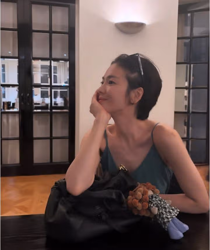 어제 근황사진 인스타에 올린 송혜교배우님