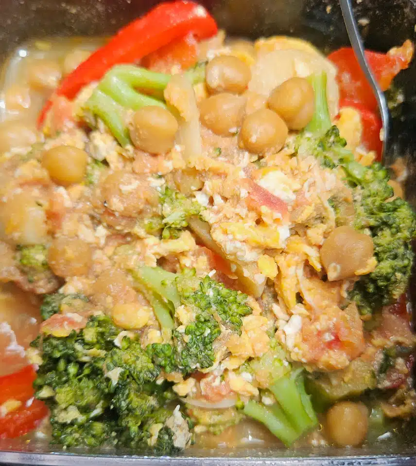 병아리콩과 브로콜리 샐러드로 🥦🫘🍅