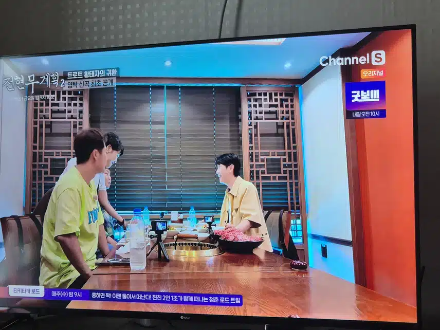 Youngtak, estás apareciendo en muchos programas de variedades para promocionar tu nuevo álbum.