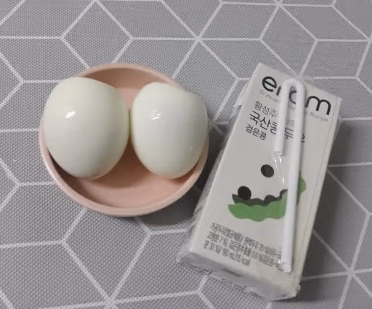 삶은 계란과 두유