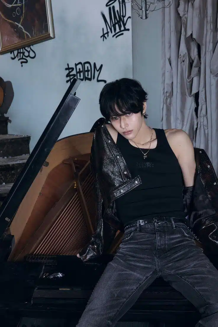 Questa è una foto di Won Bin, la sexy rock star.