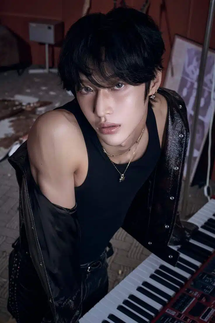 Questa è una foto di Won Bin, la sexy rock star.
