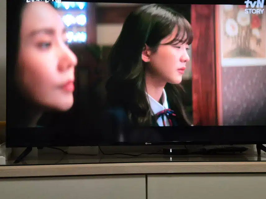 성아의 말에 아이가 자신의 등에서 떠나지못한다는걸 알게된다