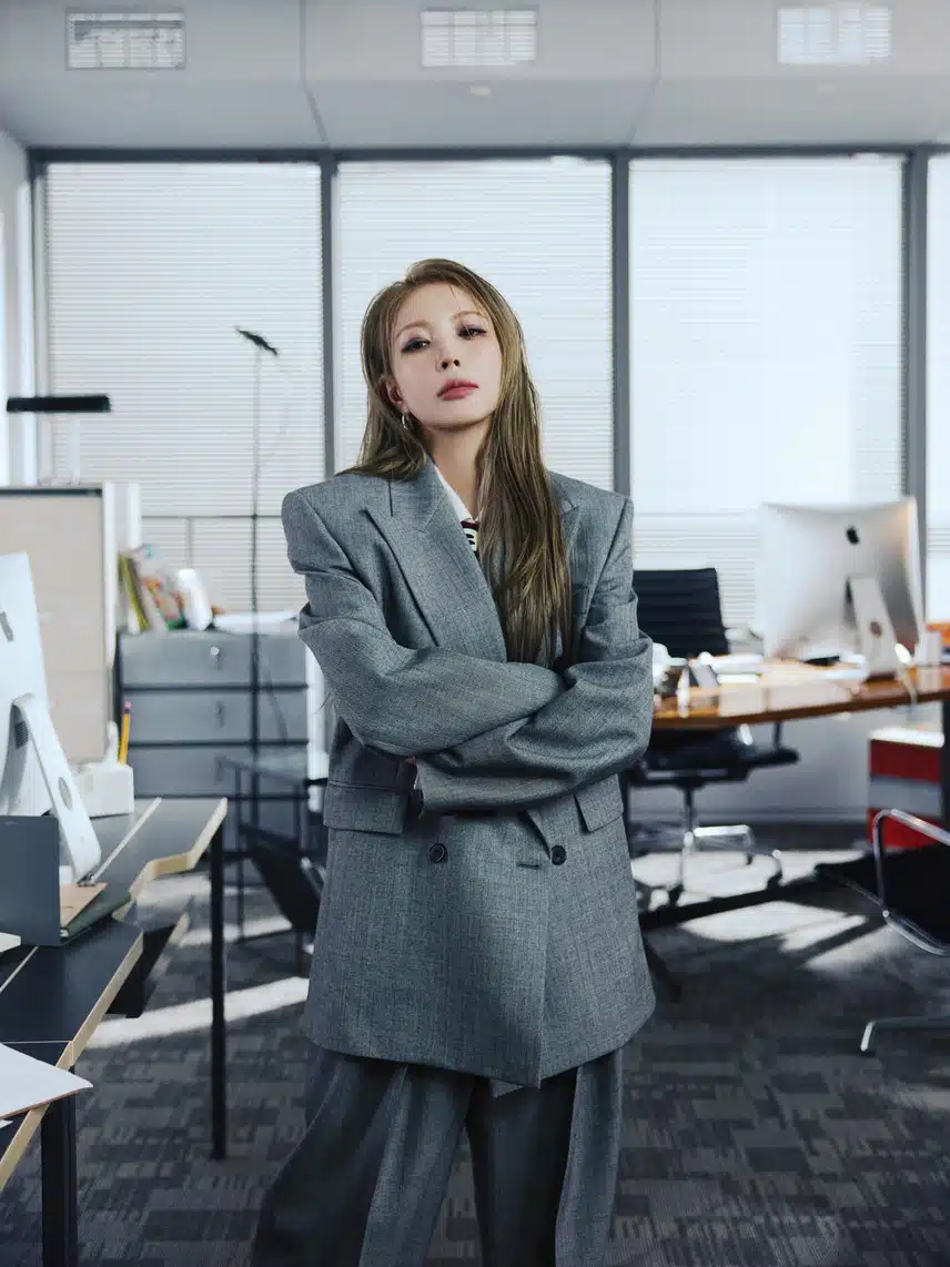 이사님 포스 풍기는 보아 'Crazier' 티저 사진