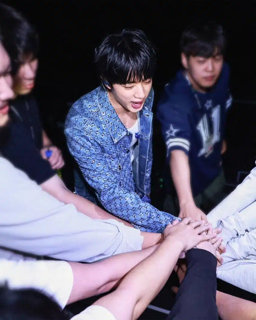ハンサムでいっぱいの私たちのInstagramのBTS Jin