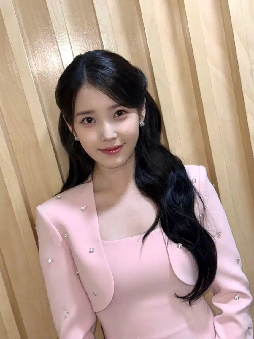 IU sta benissimo con un abito rosa intero